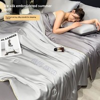Parure de lit quatre pièces en soie glacée rafraîchissante pour l'été, garnissage en fibre de polyester, style moderne et minimaliste, idéale pour les étudiants