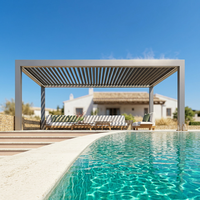 Pergola en aluminium sur mesure, directement de l'usine, durable, à double couche, avec lames motorisées, pour balcon, hôtel, complexe hôtelier, usage commercial, autoportante