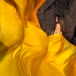 Robe longue fluide jaune vif en satin de luxe, dos nu, avec longue traîne, style Santorin, pour séance photo - Product Image 1