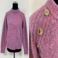 Pull en maille à col montant, couleur unie, avec détail bouton sur l'épaule, en maille moelleuse effet mohair, coupe ample et décontractée