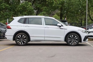 <span class=keywords><strong>Volkswagen</strong></span> <span class=keywords><strong>Tiguan</strong></span> L SUV 380TSI 4MOTION R-Line Edizione Premium 7 Posti Benzina 2023 - Product Image 3