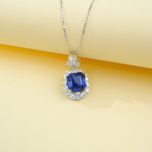 Collier de luxe léger en argent 925 avec pendentif saphir taille émeraude entouré de diamants pour femme - Product Image 2