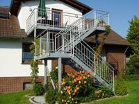 Escalier extérieur en acier au carbone galvanisé à chaud avec marches antidérapantes