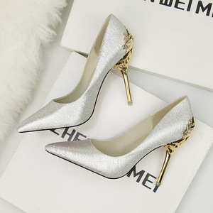 <span class=keywords><strong>Scarpe</strong></span> da <span class=keywords><strong>Sposa</strong></span> da Donna con Punta Affusolata, <span class=keywords><strong>Scarpe</strong></span> da <span class=keywords><strong>Sposa</strong></span> in Camoscio con Tacco Sottile e Dettagli Metallici, <span class=keywords><strong>Scarpe</strong></span> con Tacco Alto di Alta Qualità, Vendita all'Ingrosso - Product Image 4