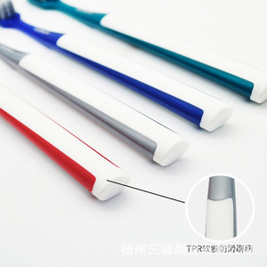 Brosse à dents manuelle Cobor à double pointe et poils en spirale, densité moyenne, pour adulte, format voyage, unité individuelle, avec étui transparent - Product Image 4