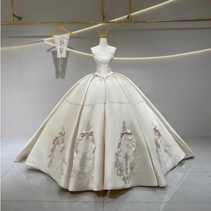 Vestido de Novia Moderno JFH20 Royal sin Tirantes con Corsé, Lazo, Cola de Capilla de Satén, Encaje, Flores de Cristal y Guantes - Product Image 4