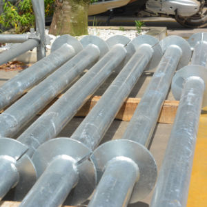 Pieux vissés en acier galvanisé pour système de montage solaire et construction de fondations avec ancre de terre hélicoïdale et longueur personnalisée - Product Image 1