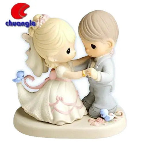 Yeni düğün heykeli erkek ve kadın gelin ve damat dans öpücük evli reçine