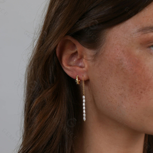 Boucles d'oreilles clous Gemnel délicates en perles d'eau douce ovales verticales, avec chaîne fine en argent 925, style minimaliste, pour superposition - Product Image 2