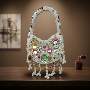 Sac à bandoulière demi-lune blanc perlé fait main, classique, décontracté, écologique, pour soirée, avec embellissements miroir et pompons - Product Image 2
