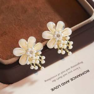 Pendientes de Plata S925 con Aguja de Plata, Diseño de Flor Acrílica, Temperamento Súper Femenino, Lujo de Alta Gama, Estilo Ligero y Exclusivo, con Perlas - Product Image 4