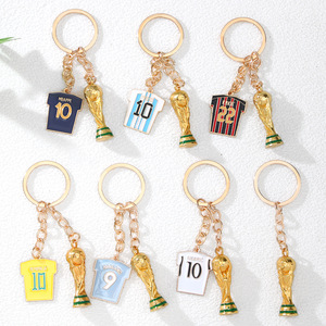 Porte-clés <span class=keywords><strong>mousqueton</strong></span> football en alliage de zinc, ornement suspendu en forme de trophée pour la Coupe des Nations 2026 États-Unis Canada Mexique, cadeau souvenir sportif - Product Image 1