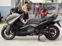 Scooter Yamaha TMAX d'occasion, grande cylindrée, scooter de tourisme pour trajets quotidiens