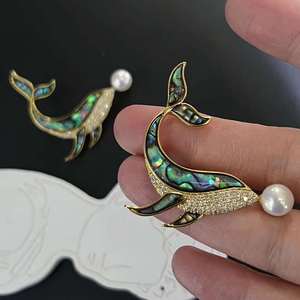 Broche de Delfín con Incrustaciones de Concha de Abulón Natural, Perla de Agua Dulce Natural de Alta Calidad de 8-8.5 mm, Chapado en Oro, Grado AAAA, Diseño Moderno - Product Image 3