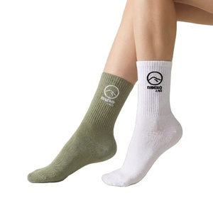 Calcetines Deportivos de Punto con Logotipo Personalizado ODM, Calcetines Atléticos Ligeros de Algodón Peinado con Amortiguación para Tenis - Product Image 1