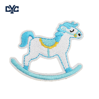 Patch brodé thermocollant personnalisé sur le thème du bébé, motif dessin animé mignon, biberon et lettre brodée, appliqué pour biberon de poudre pour nourrisson