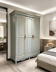 Armoire de luxe en bois massif avec finition dorée, 3 portes, panneaux courbes et base sculptée, pour chambre principale de style farmhouse - Product Image 4