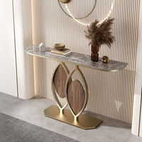 Console décorative longue pour couloir, table simple avec plateau en marbre et base en métal noir et or pour salon