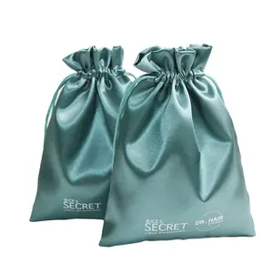 กระเป๋าผ้าซาตินสีเขียวพร้อมโลโก้ผ้าไหม4 "x 6" กระเป๋าหูรูดทำจากผ้าซาตินมีโลโก้ออกแบบได้ตามต้องการ