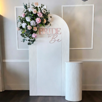 Arche de toile de fond en PVC côtelé blanc avec support, socle et fleur d'angle pour décoration de mariage et de douche nuptiale