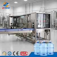 Ligne de remplissage de barils d'eau de 5 gallons à haute vitesse 300 BPH pour usine d'eau minérale et d'eau potable pure