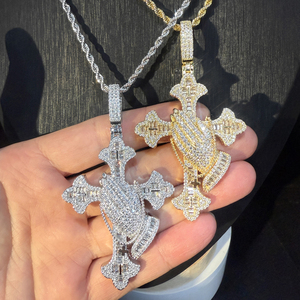 Estilo personalizado nuevo Iced Out Bling Rectangular Cz joyería Hip Hop manos rezando collar con colgante en forma de cruz - Product Image 3