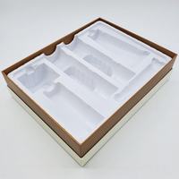 Boîte élégante en papier rigide blanc pour soins de la peau |   Emballage personnalisé pour ensemble cosmétique avec fermeture magnétique et insert en plastique