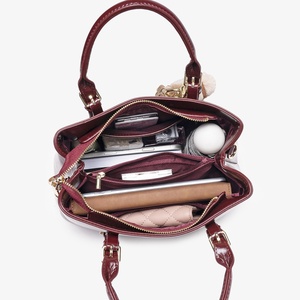 Borsa Rossa, Elegante e Capiente Borsa a Tracolla, Semplice e Versatile per Donne, di Alta Qualità e Tendenza Casual - Product Image 4