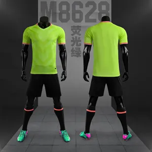 2024-2024 Uniforme de football blanc et rouge de haute qualité pour hommes Vêtements de sport Maillots de football respirants