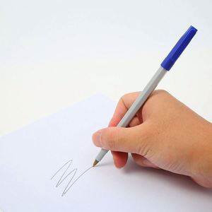Stylo bille en plastique de bonne qualité avec clip pour l'école et le bureau - Product Image 1