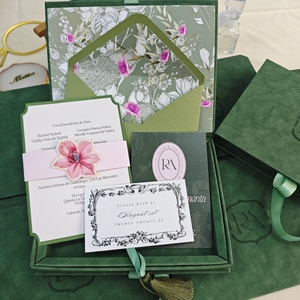 Caja de Invitación de Boda en Cuero Sintético Verde Salvia, Monograma Personalizado en Relieve, Borla, Cinta Floral, Cajas de Invitación para Bodas en Jardín o Bosque - Product Image 1
