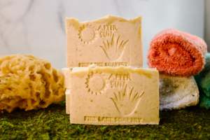 Savon apaisant naturel après-soleil à la calendula et aux huiles essentielles rafraîchissantes pour soulager et réparer la peau - Product Image 5