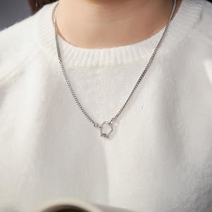 Collier avec pendentif initial personnalisé en argent sterling 925 avec zircon scintillant pour un éclat quotidien - Product Image 2