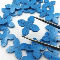 Accessoires de mode en résine avec incrustation double face de cristal, motif trèfle à quatre feuilles et fleur en pointe de pin bleu synthétique, pierre brute
