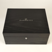 Boîte de rangement pour montres en bois plaqué noir, doublure en daim beige, logo personnalisé avec fermeture métallique pour l'emballage de montres haut de gamme