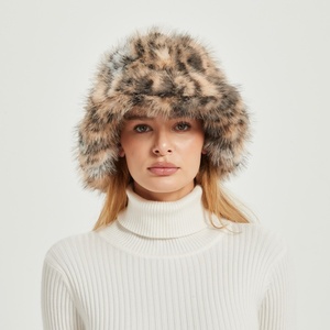 Chapeaux de pêcheur en fausse fourrure pour femmes, imprimé léopard, multicolores, duveteux, chauds, chapeaux en fourrure de renard tendance pour l'hiver. - Product Image 1