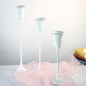 Vase en métal haut de gamme de style rétro européen, finition dorée, en fer forgé, pour la décoration d'allées de mariage, porte-fleurs de style traditionnel - Product Image 3