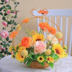Canasta de Alambre Metálico con Rosas, Margaritas y Flores Artificiales para Decoración de Sala de Estar y Comedor - Product Image 4