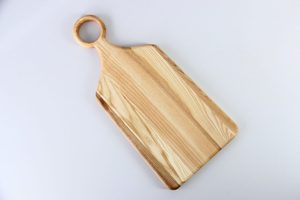 Planche de service rectangulaire en bois de frêne Viet WoodCraft avec anse en anneau, teinture foncée naturelle, qualité alimentaire, écologique, épaisseur 1,8 cm - Product Image 3