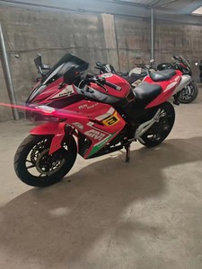Modèle Kawasaki <span class=keywords><strong>H2</strong></span> avec un moteur de 400 cm³, doté d'un design élégant qui permet aux débutants de manierer et de conduire facilement une moto à essence - Product Image 4