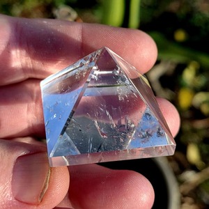 Pyramide en quartz clair naturel sculptée à la main de haute qualité CrystalHola pour la décoration intérieure et le Feng Shui (vente en gros) - Product Image 3