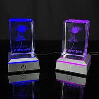 Bunga Mawar dan Anyelir Kristal Kubus 3D Terukir Laser dengan Alas Lampu LED, Souvenir Hari Valentine Hari Ibu MH-TF0310