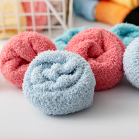 Chaussettes d'hiver en corail pour femmes, couleur unie, moelleuses et confortables, pour la maison et le sommeil, avec fonction antibactérienne et logo sur le dessous.