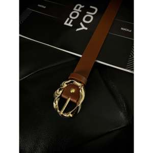 Ceinture pour femme Fiori avec boucle torsadée asymétrique en or, style décontracté, placage en alliage - Product Image 3