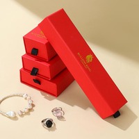 Boîtier rigide texturé à grille raffinée Sovereign avec fermoir à pression doré pour bijoux de marque Signature – Boîte d'identité avant-gardiste