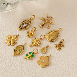 Talismans de la Fleur Sacrée |   Pendentifs en acier inoxydable plaqué or PVD 18 carats, motifs <span class=keywords><strong>Lotus</strong></span>, Trèfle, Fleur, Feuille, Fleur de cerisier - Product Image 3