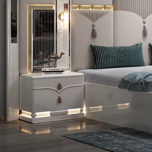 Ensemble de chambre à coucher de luxe en bois, taille King, avec rangement et design capitonné, pour maison, hôtel ou appartement - Product Image 4