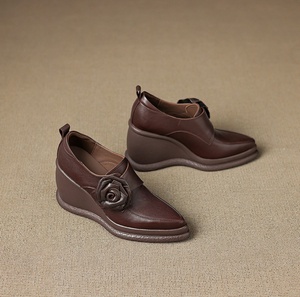 Chaussures en cuir pour femmes à talon haut, style rétro, couleur unie, motif floral, à semelle plate, mi-mollet - Product Image 2