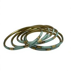 Brazaletes de Resina y Latón Chapado en Oro para Mujer, Diseño Sólido Moderno con Microincrustaciones de Perlas de Imitación, Hechos a Mano, para Bodas y Eventos - Product Image 3
