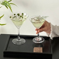 Verres à martini de style japonais, à tige épaisse et transparente, classiques et élégants, pour cocktails et événements.